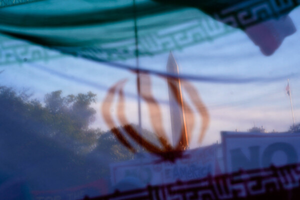 Флаг Ирана на фоне Монумента Вашингтона, 7 апреля 2026 года / Nathan Howard/Reuters   📷