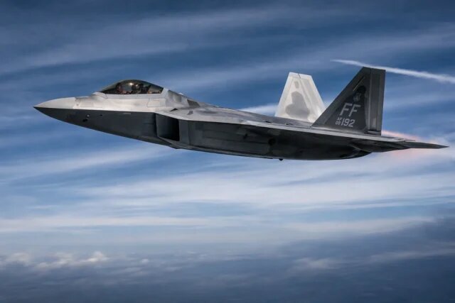    F-22 Raptor — истребитель, который делает ставку не на максимальную скорость, а на скрытность и способность держать сверхзвук без форсажа