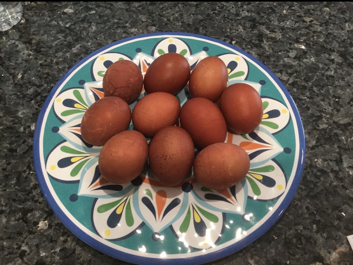 Покрасили яйца в луковой шелухе. США 2020 год.