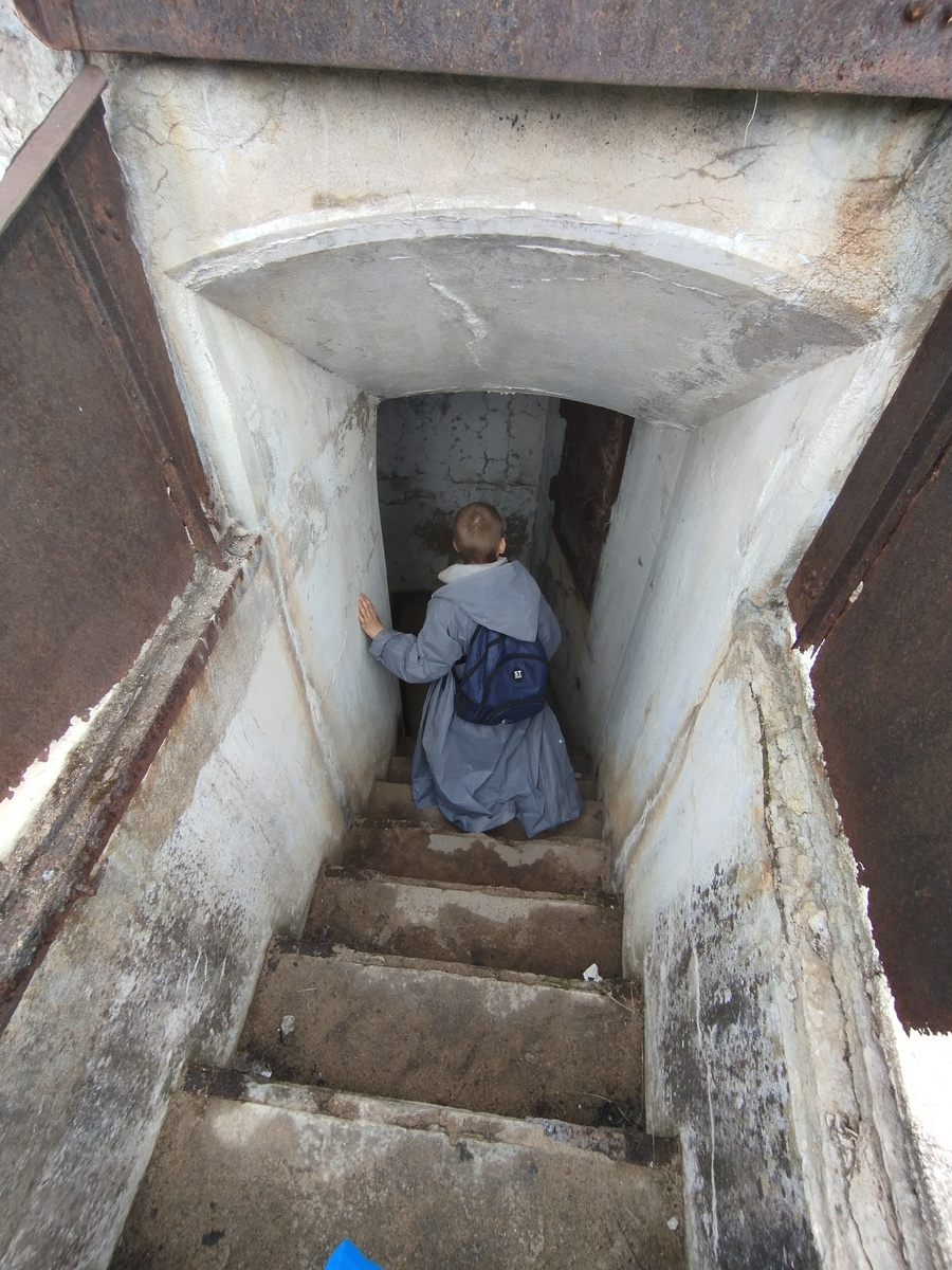 Спускаемся по крутой лестнице