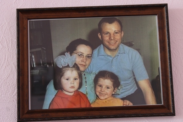    Юрий Гагарин с женой и дочерьми Фото: АиФ