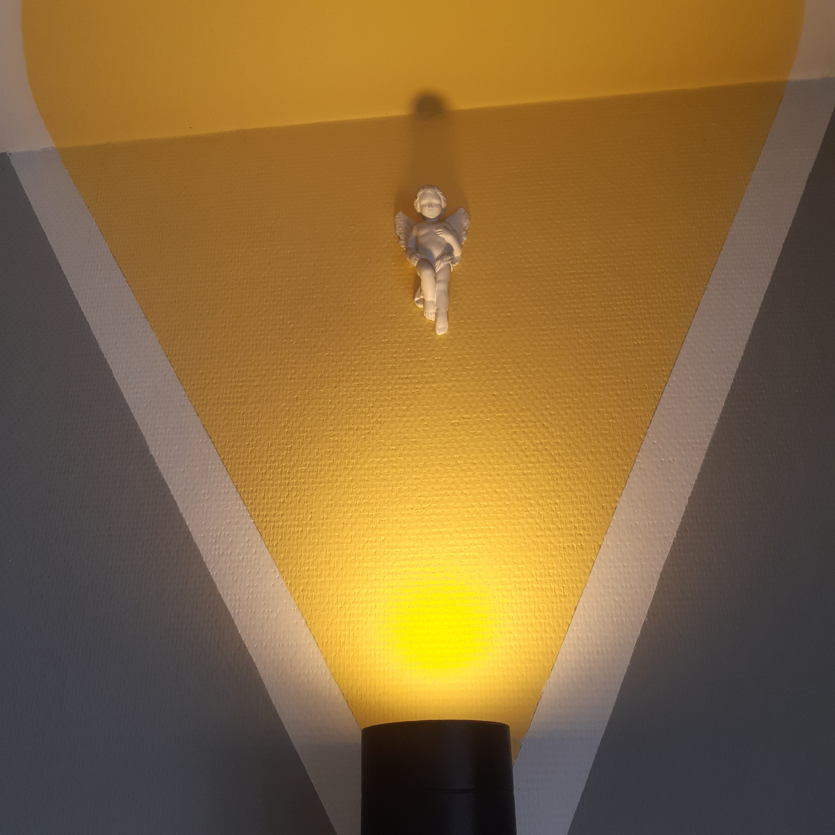 Ангелочек на лестнице на работе 