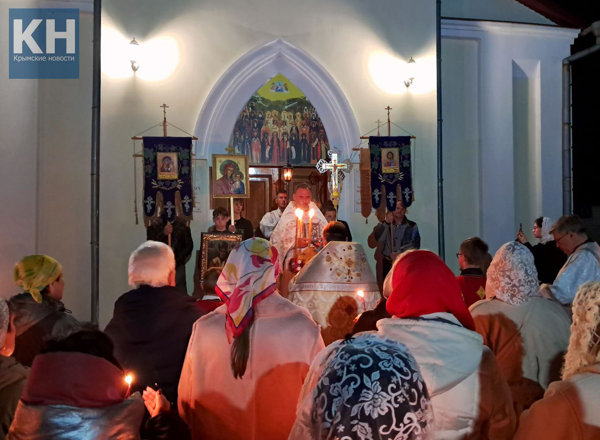 Крестный ход возвращается в храм под колокольный звон