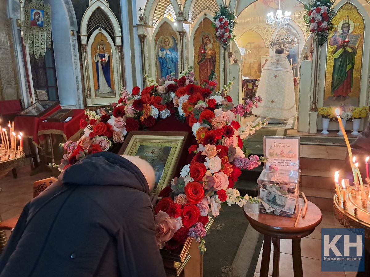 У праздничной иконы Воскресения Христова