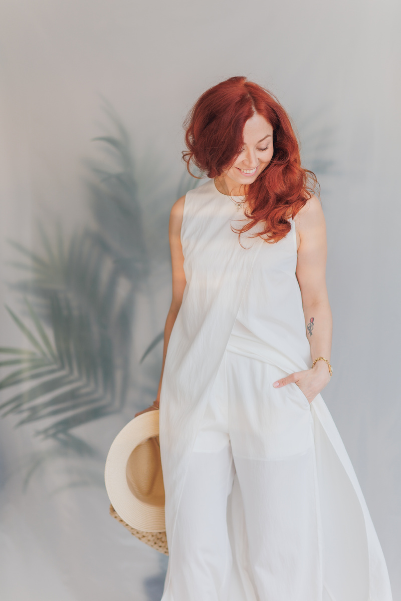 Полностью в белом цвете он тоже смотрится прекрасно. С шлепками и соломенной шляпой можно лететь в отпуск на море, а с акцентным клатчем и босоножками — на любое праздничное мероприятие. Даже на выпускной к ребенку. Я очень хочу показать образ с красным клатчем и босоножками, но они у меня дома и пока до всего этого не добраться. 