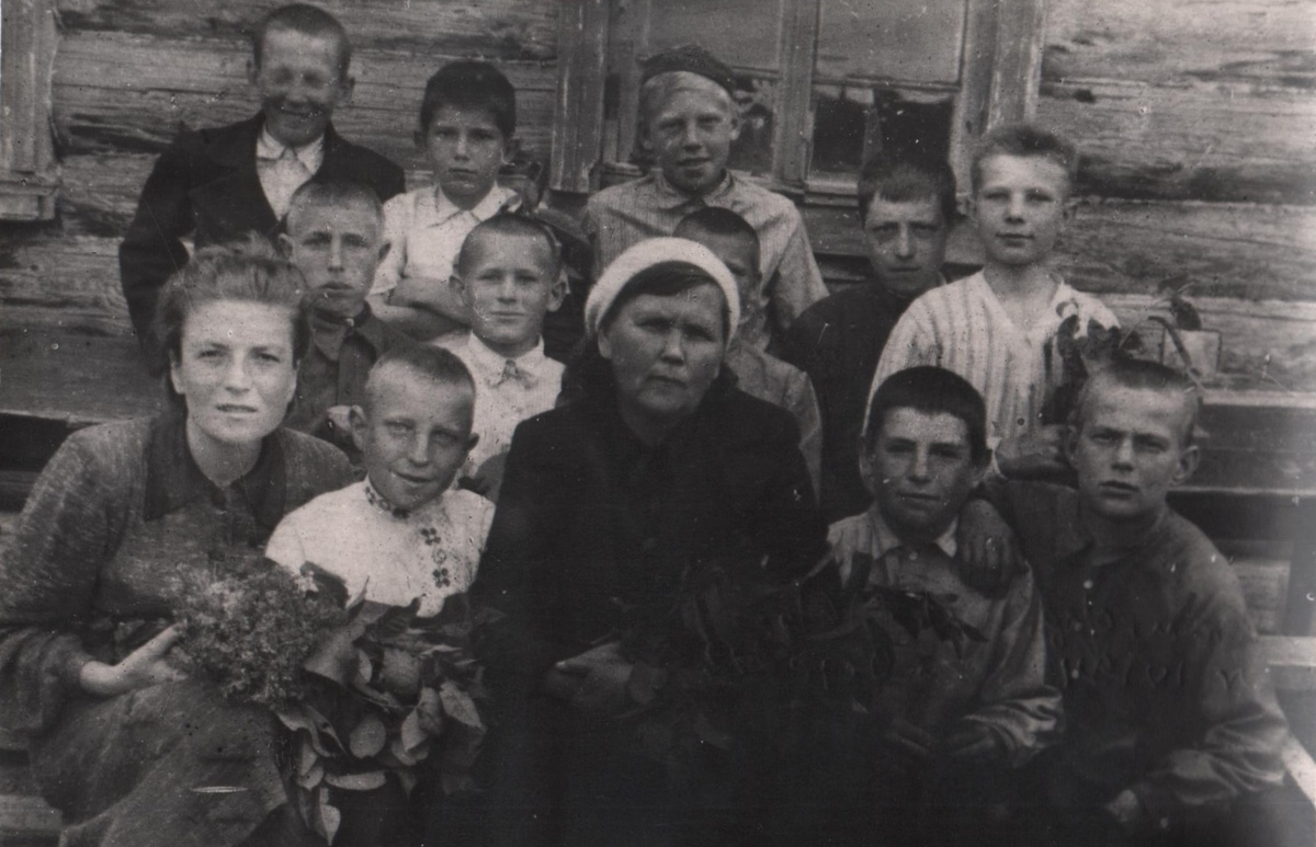 Гагарин Ю.А. в детстве с учительницей Раевской О.С. и школьными товарищами. Юрий крайний справа во втором ряду. Г. Гжатск Смоленской области. Алтайский государственный краеведческий музей.