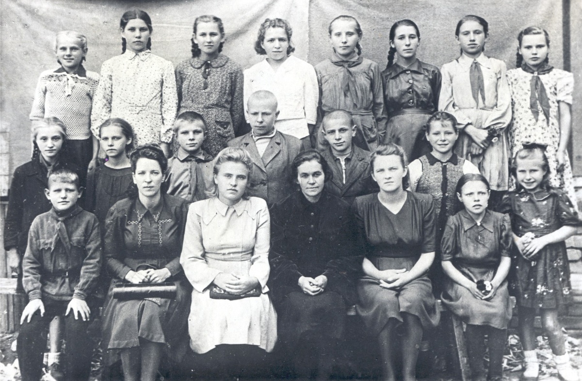 Ученик 5-класса Гжатской школы Юра Гагарин среди одноклассников (во втором ряду 3-й слева с галстуком на шее). 1947. Объединённый мемориальный музей-заповедник Ю.А. Гагарина.