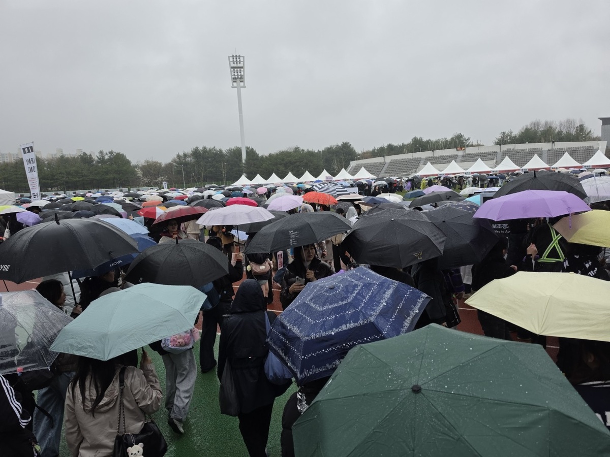 и это съемка стоя сверху на лестнице