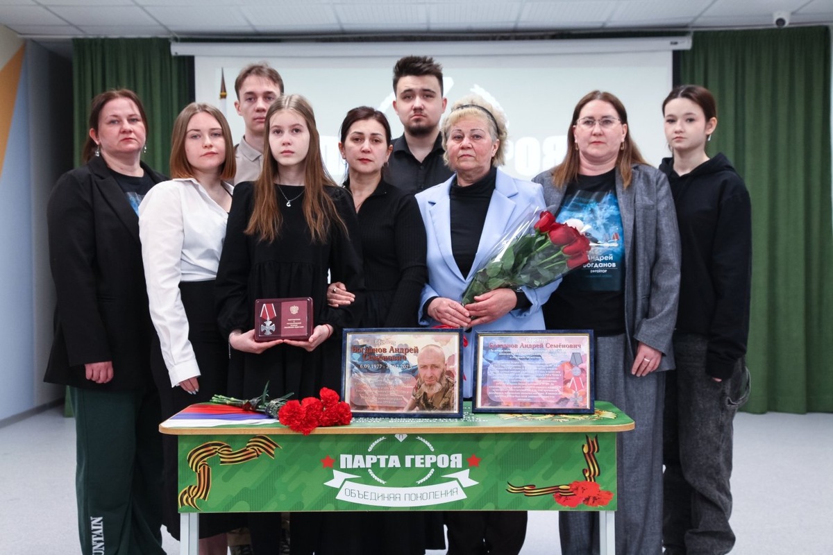    В Нягани открыли «Парту Героя», посвященную погибшему на СВО Андрею Богданову