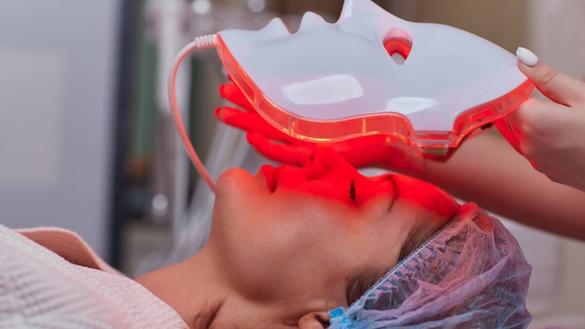   Чтобы процедура принесла пользу, используйте только проверенные аппараты у специалистов / Фото: Shutterstock