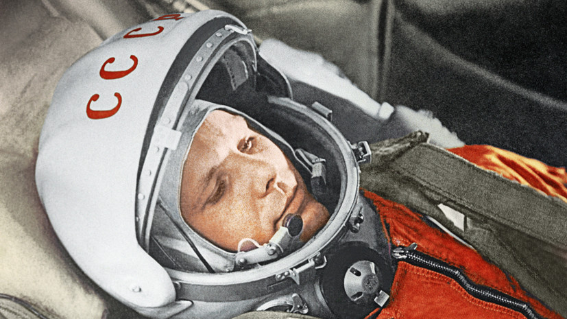     Активное обсуждение организации полёта человека в космос началось в Академии наук СССР в 1959-м. А уже в марте 1960 года приказом главкома ВВС СССР был сформирован первый отряд слушателей-космонавтов, в который вошли 12 лётчиков-истребителей РИА Новости