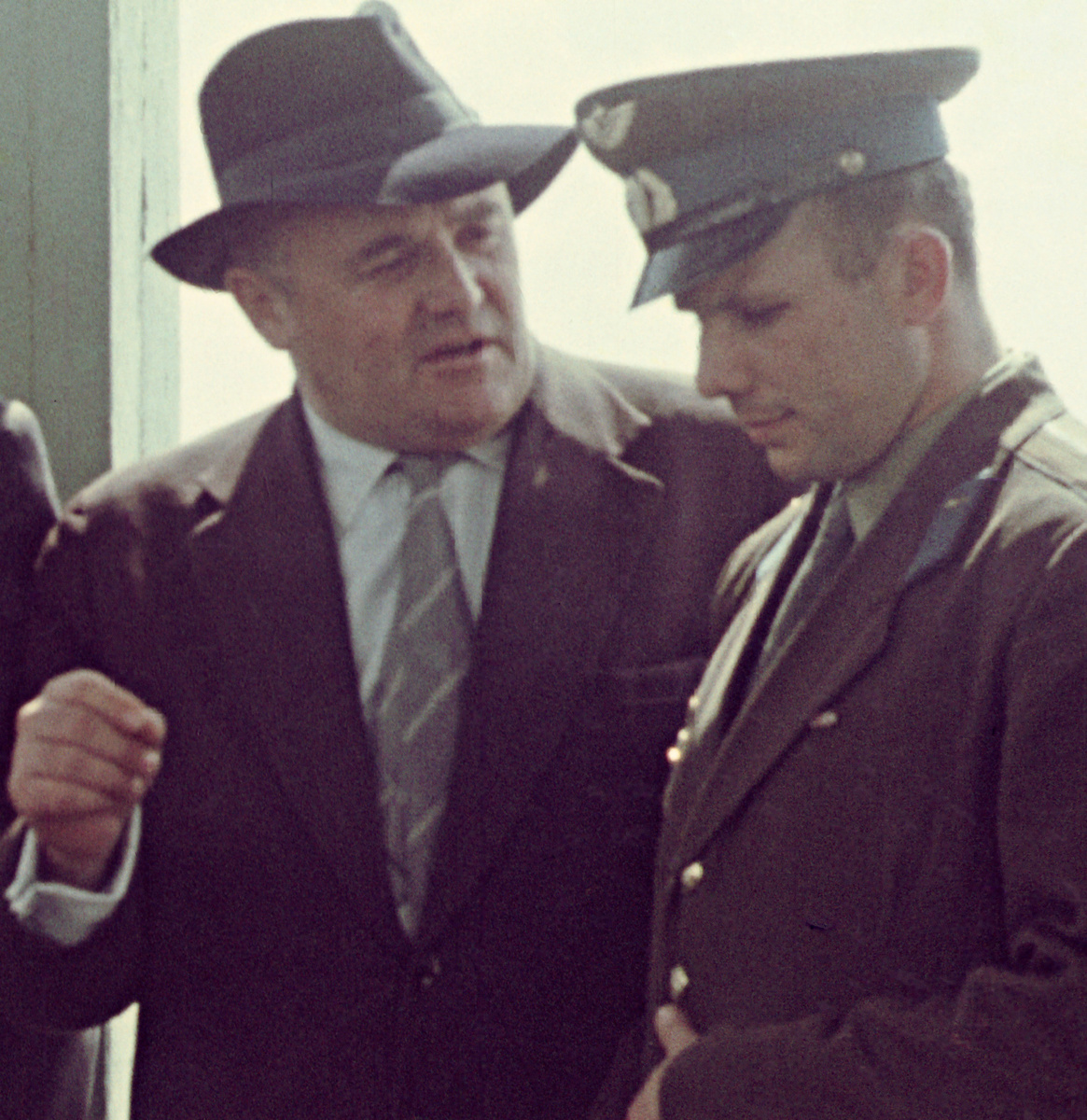    В начале апреля 1961 года Государственная комиссия по пуску космического корабля «Восток» приняла решение назначить основным кандидатом на роль космонавта номер один Юрия Гагарина, а запасным — Германа Титова. На фото: Юрий Гагарин с главным конструктором ракетно-космических систем Сергеем Королёвым / РИА Новости