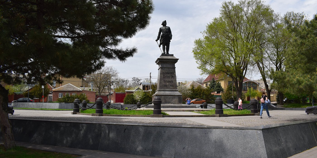 Завтра я уезжаю в Таганрог.