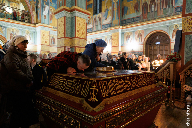 Глава города Андрей Накрошаев в пасхальную ночь посетил кафедральный собор Череповца