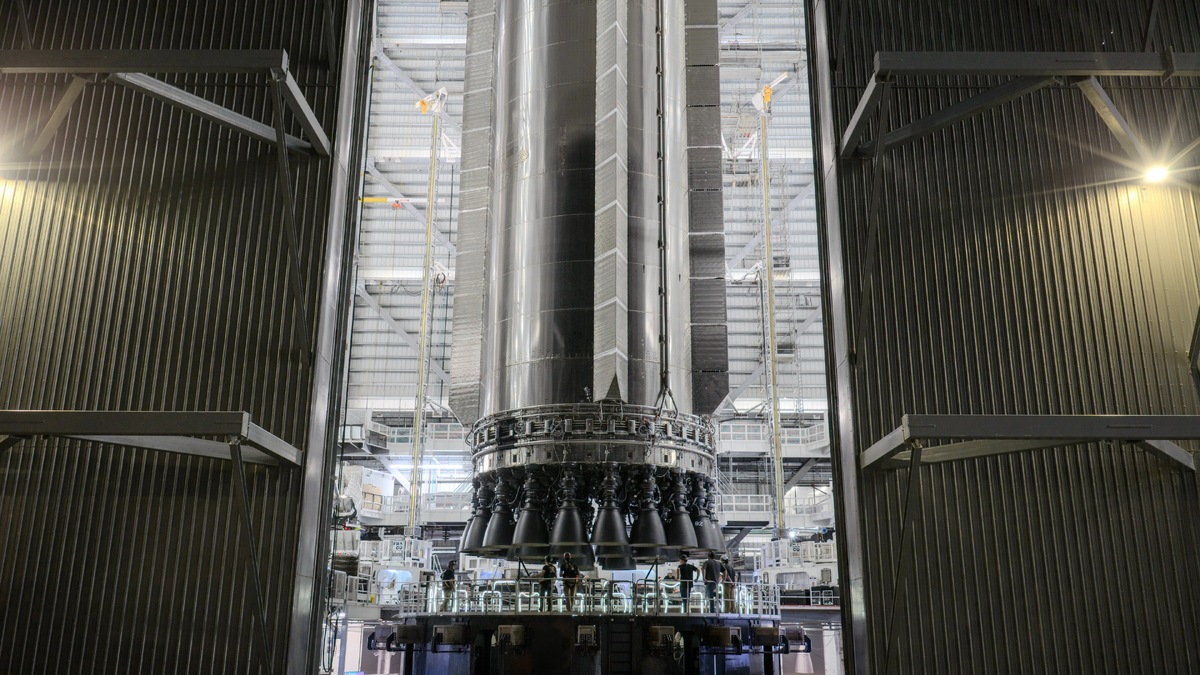 Люди рядом с двигателями позволяют оценить габариты. Фото SpaceX  📷
