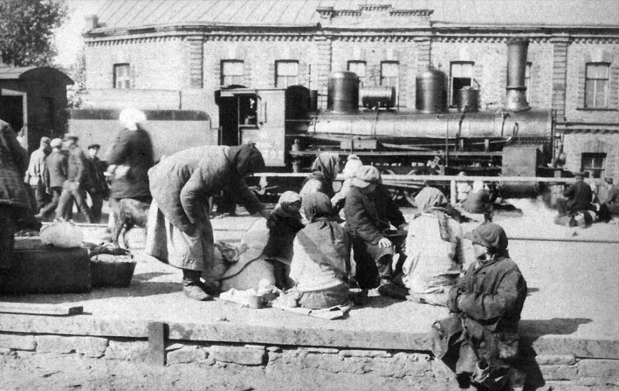 Фото "Вид из окна поезда. 1932 год" взято по ссылке https://ic.pics.livejournal.com/kapuchin/11418467/2213542/2213542_900.jpg
