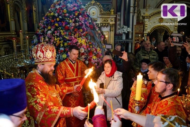 От крестного хода до благодатного огня: как прошло пасхальное богослужение в Свято-Стефановском соборе