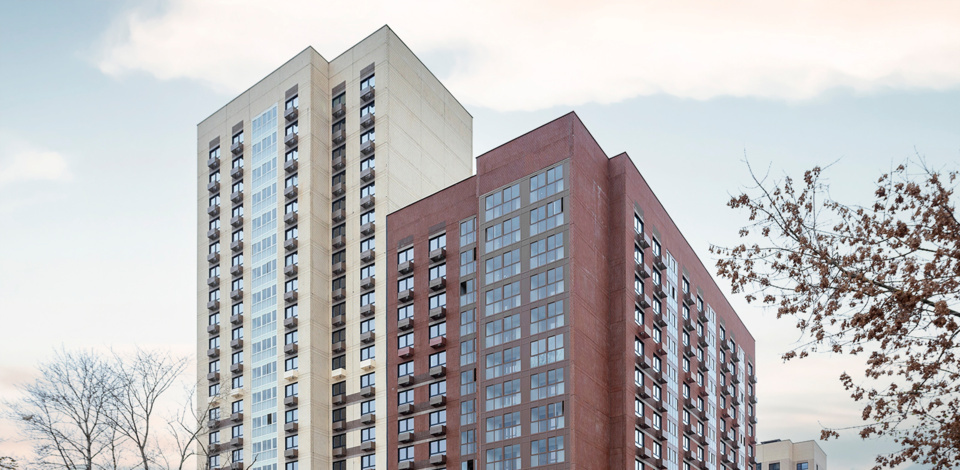     Первые семьи справили новоселье в доме по реновации на Черноморском бульваре