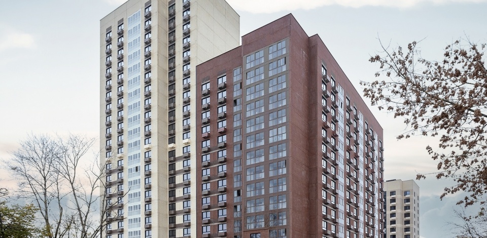 Первые семьи справили новоселье в доме по реновации на Черноморском бульваре