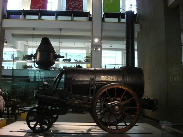 «Ракета» стала символом начала эпохи железных дорог. Она победила в Рейнхильских состязаниях 1829 года, продемонстрировав скорость до 20 миль в час (около 32 км/ч) и экономичность топлива. Паровоз имел ряд инноваций: горизонтальное расположение цилиндров паровой машины для минимизации колебаний, систему «парового продува» (отработанный пар направлялся в дымовую трубу, усиливая тягу) и более эффективный котёл с медными трубками.