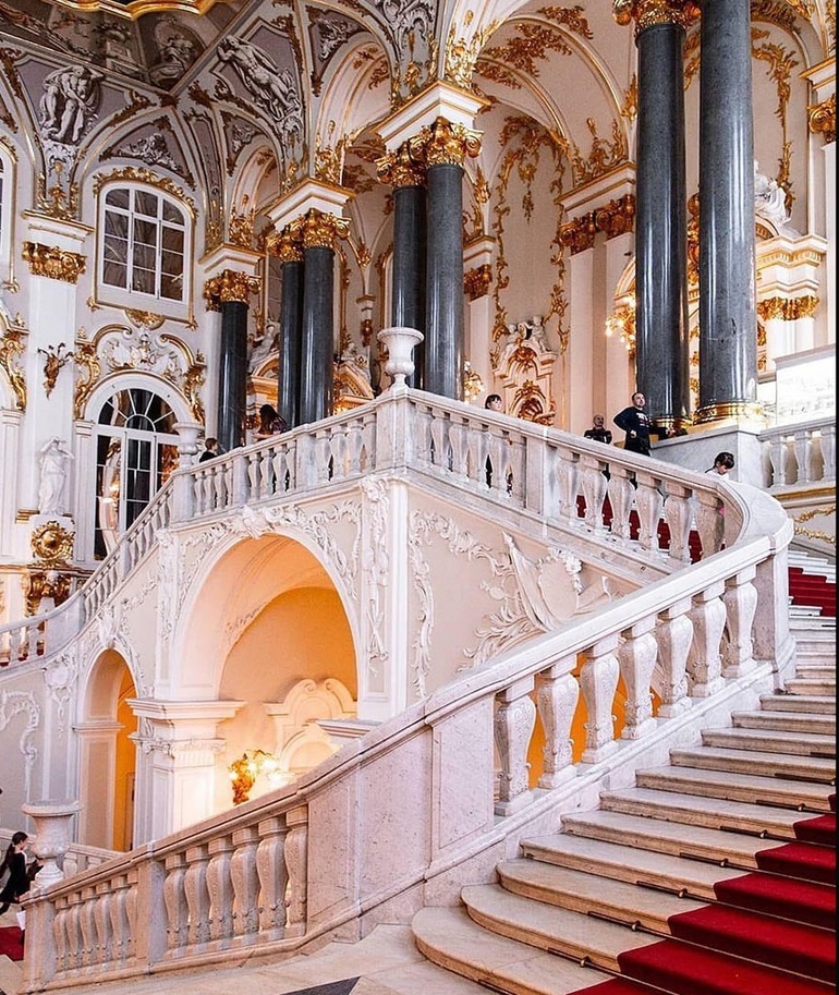 На фото: возрождённые Анатолием Владимировичем Иорданская лестница (где «его» – плафон) в Эрмитаже