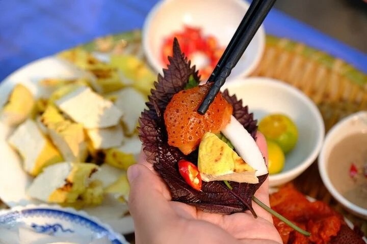 Многие любят красную медузу, макаемую в креветочную пасту, и ласково называют ее вьетнамским сасими.