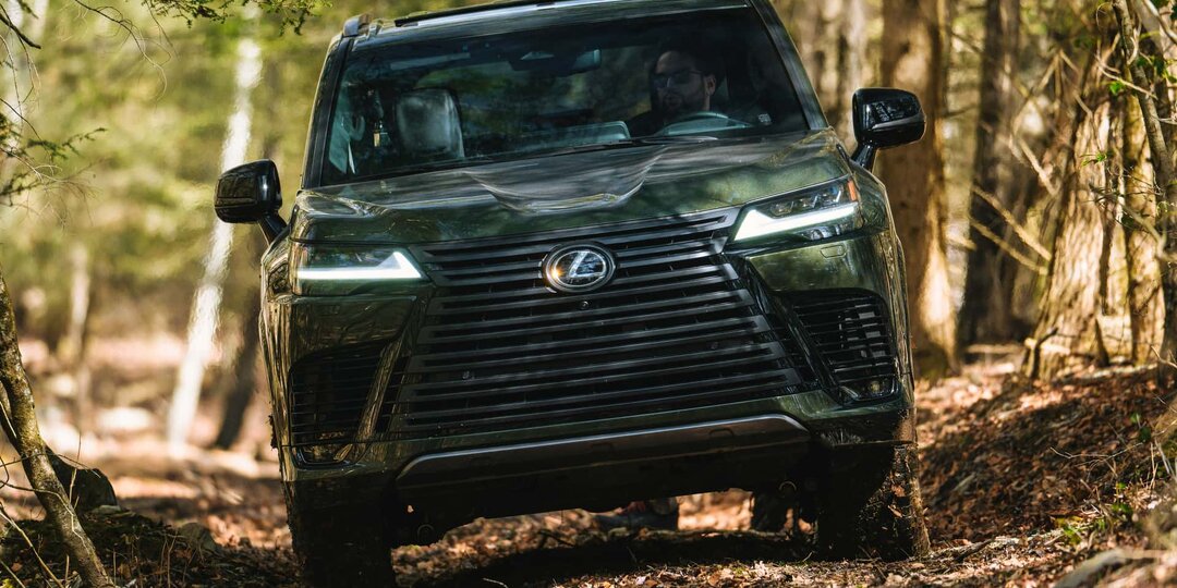 Lexus LX700h Overtrail 2025 — King-размер на бездорожье: когда Land Cruiser надевает смокинг и едет покорять скалы