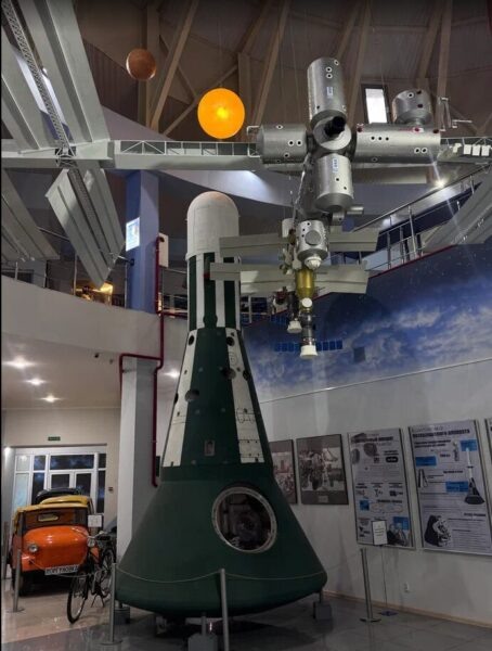    Возвращаемый аппарат транспортного корабля снабжения разработанный для орбитальной пилотируемой станции «Алмаз» © Прибой