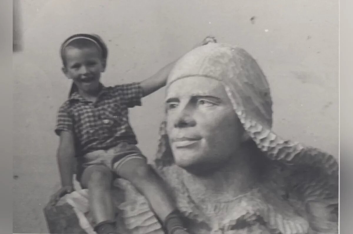    Сергей Кошкин в мастерской родителей, на плече бюста Юрия Гагарина.