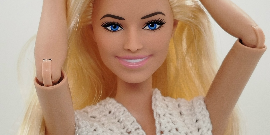 Барби Марго Робби на роликах