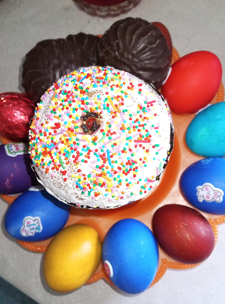 Куличи мои и яйца жёлтые крашеные куркумой