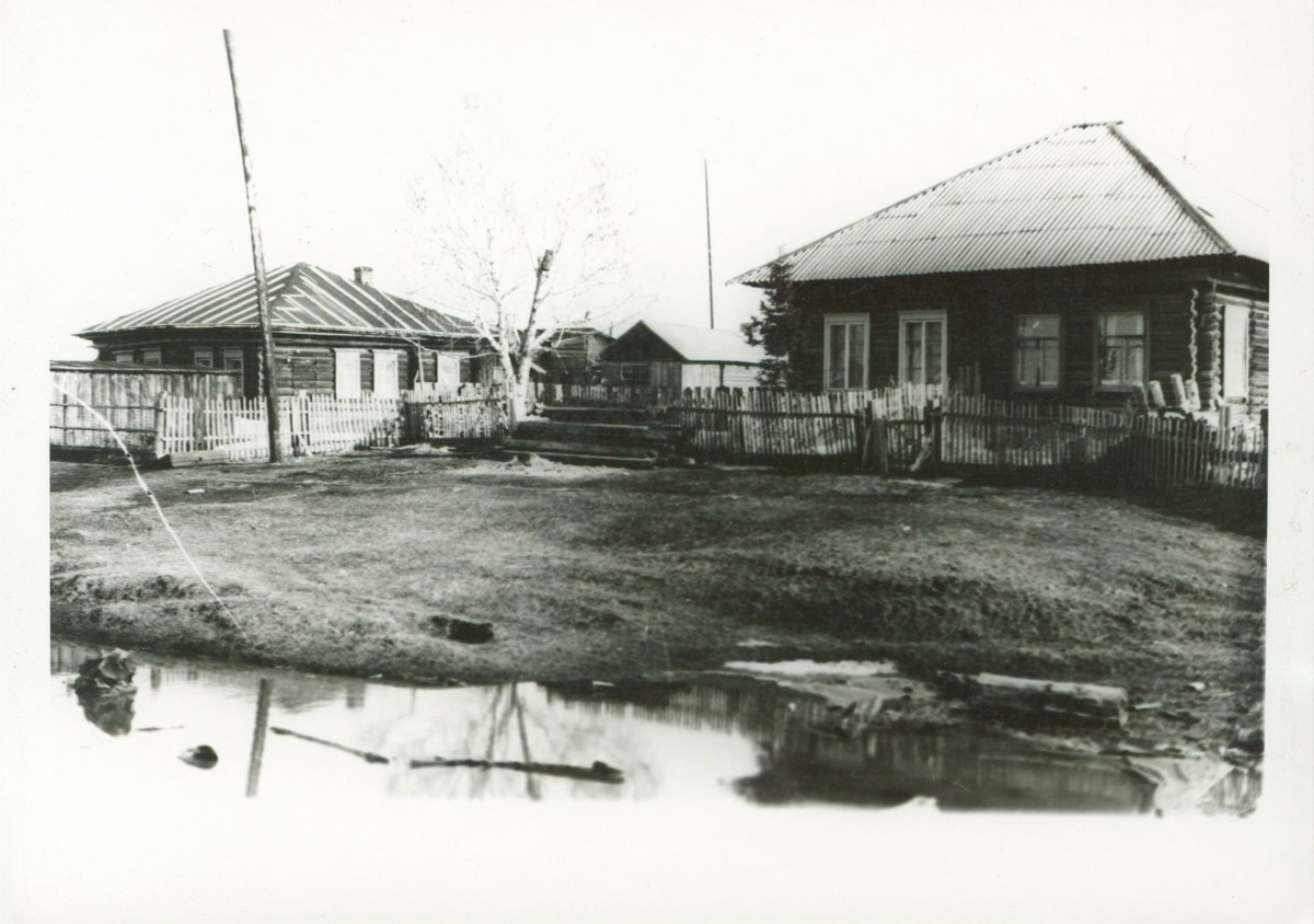 Справа начальная школа в 1923 г.