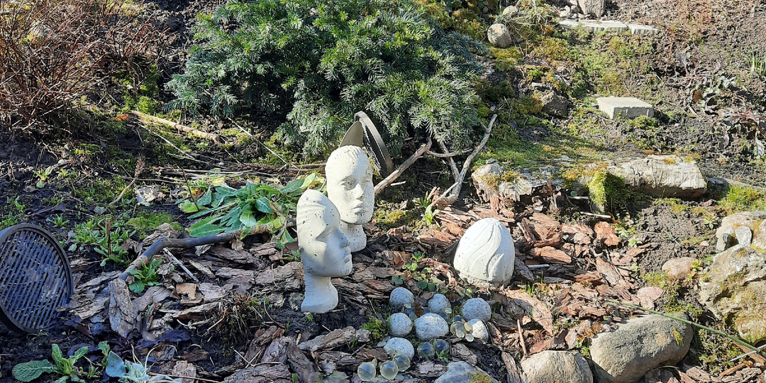 На макушке весны, 26. Прогулка по саду