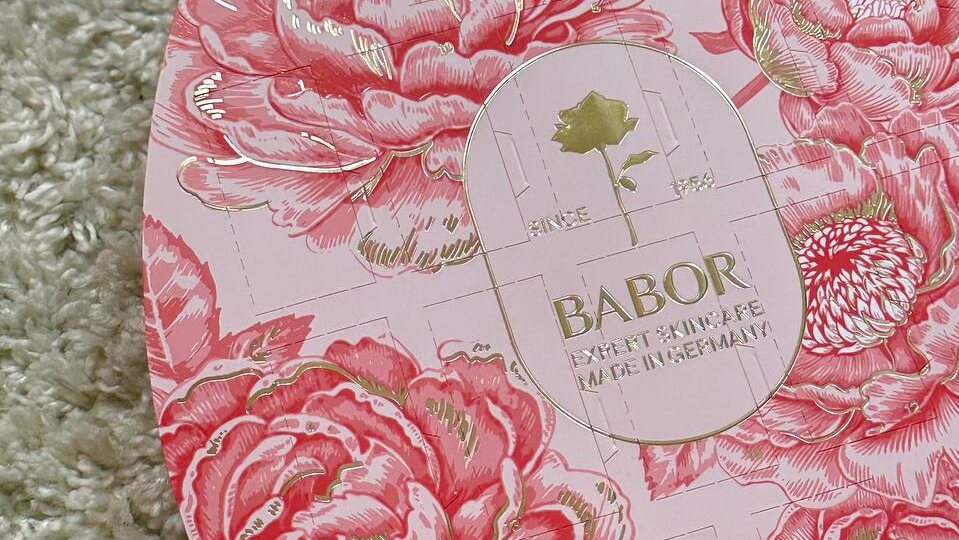 Пока все вкушают куличи за семейным столом, мы уверены: самое красивое украшение для стола и самое «вкусное угощение» для вашей кожи