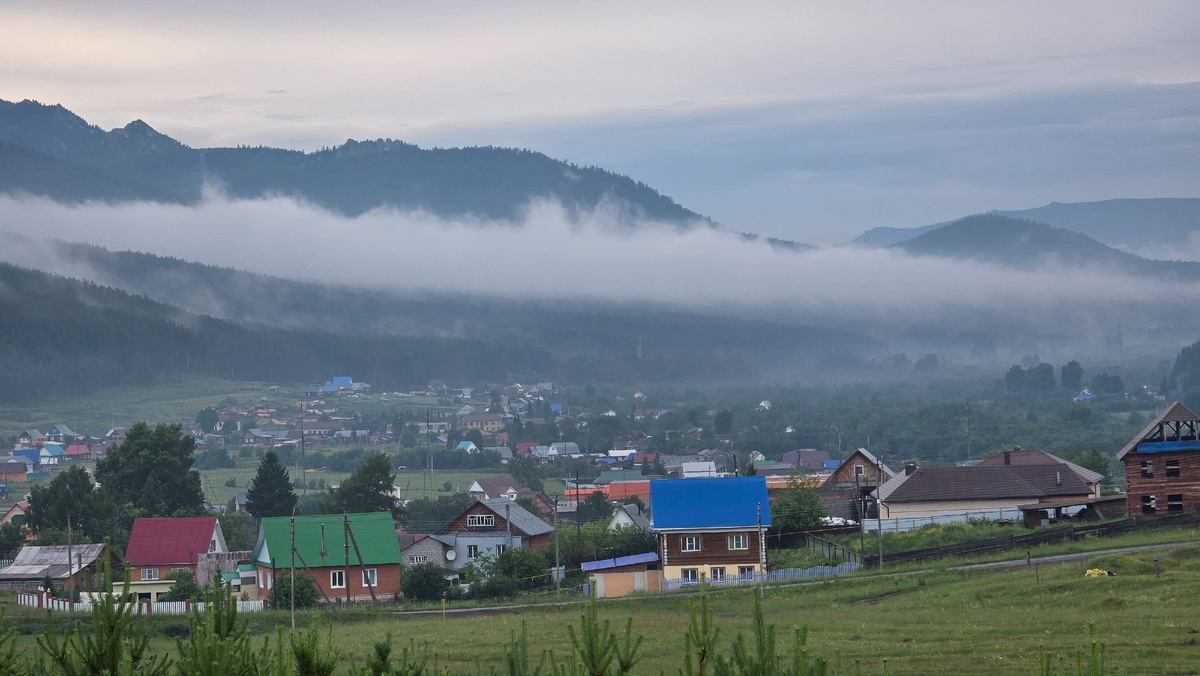 Малиновые горы в тумане