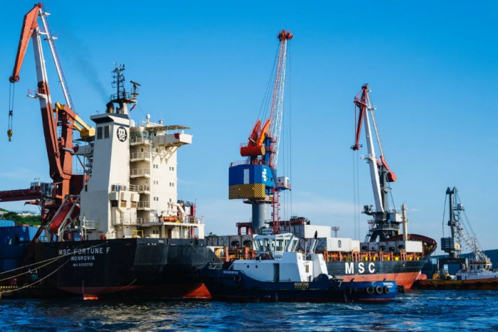 К настоящему собственнику судна трудно продраться через длинный список арендаторов и субарендаторов / фото: канал Владивостокского морского рыбного порта (ВМРП) в Мах