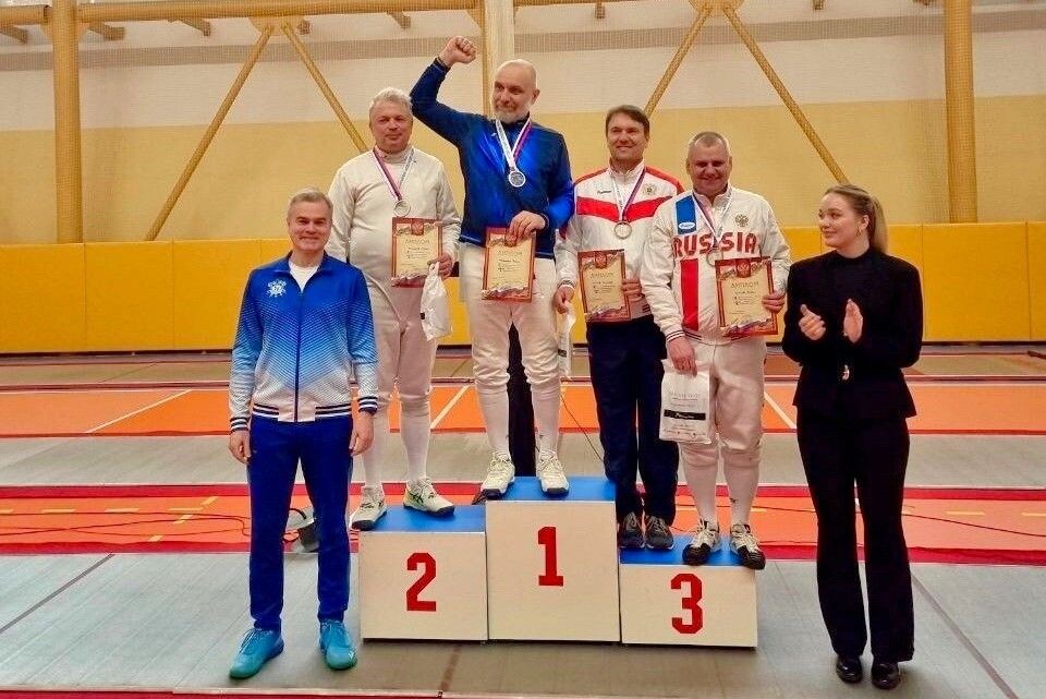    Павел Лимков (справа) - бронзовый призер турнира саблистов. Фото: Федерация ветеранского фехтования