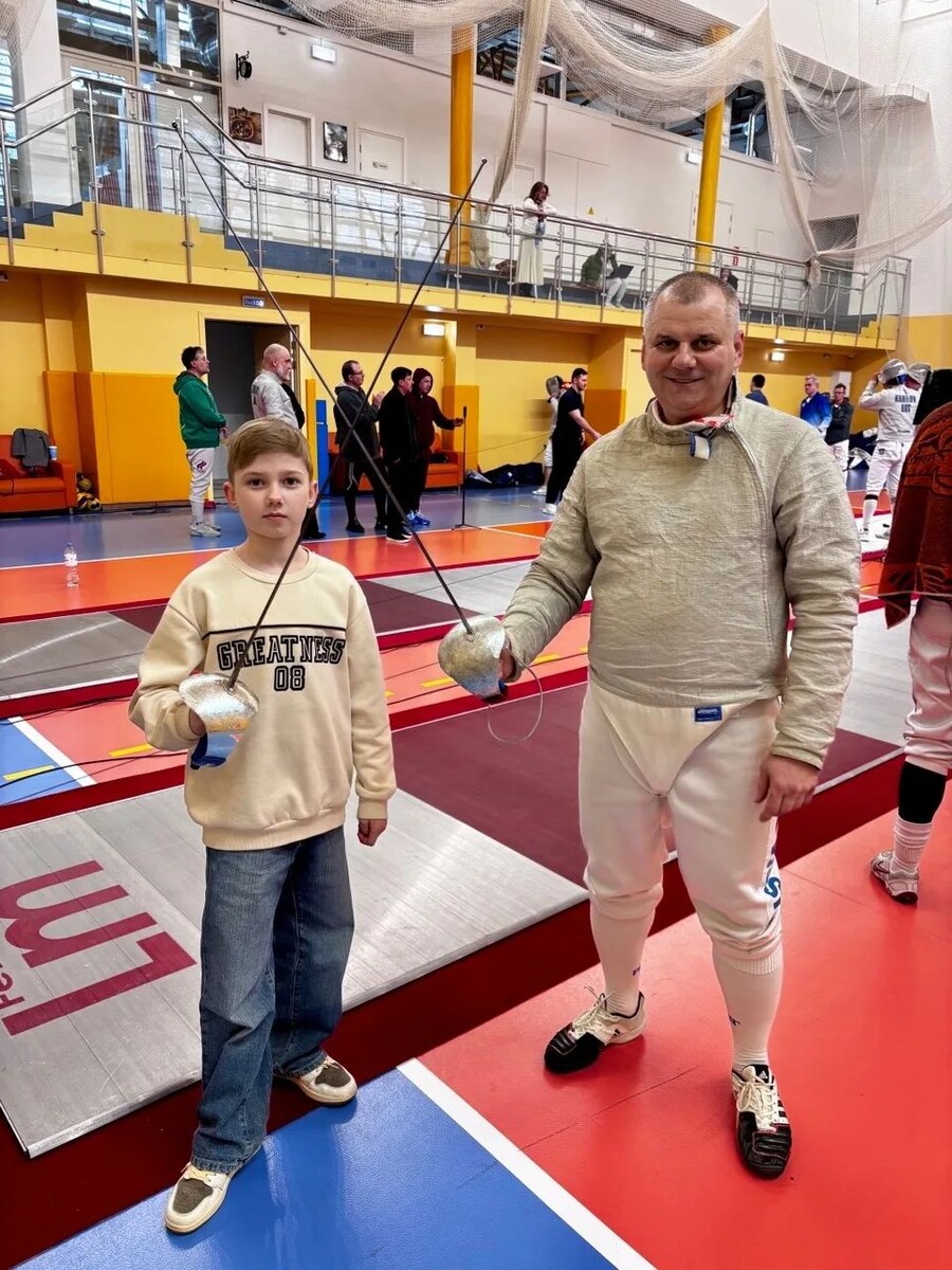    Павел Лимков с главным болельщиком,сыном Даниилом