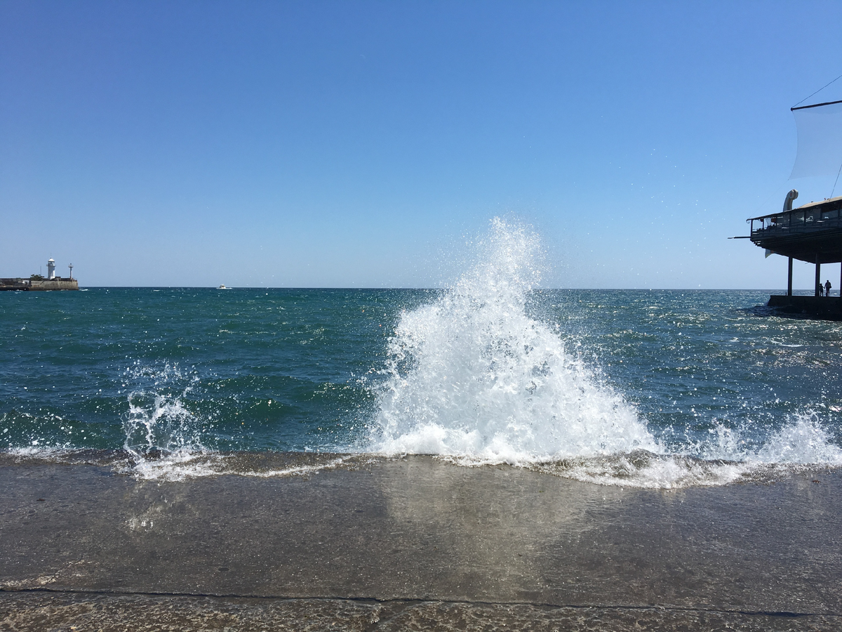 Небольшой шторм на набережной 