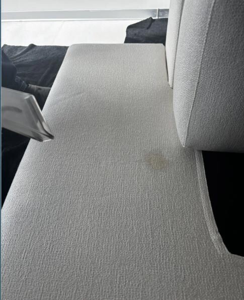 Распространеннй пример ошибок при чистке диванов - появление желтых пятен