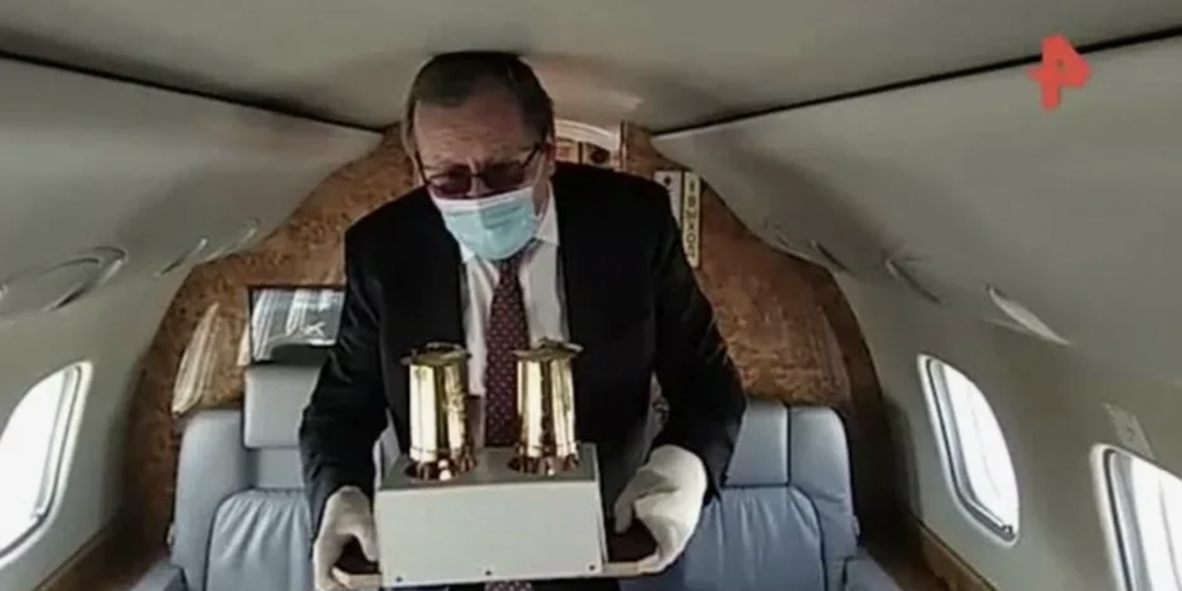 Кто, за сколько и как доставляет Благодатный огонь от зажигалки из Иерусалима в Россию