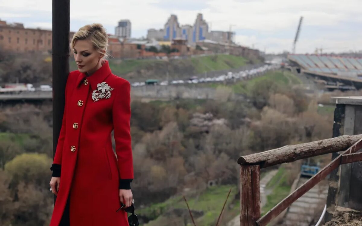    Удивила дерзким образом: 59-летняя Рената Литвинова вышла в Париже в свет