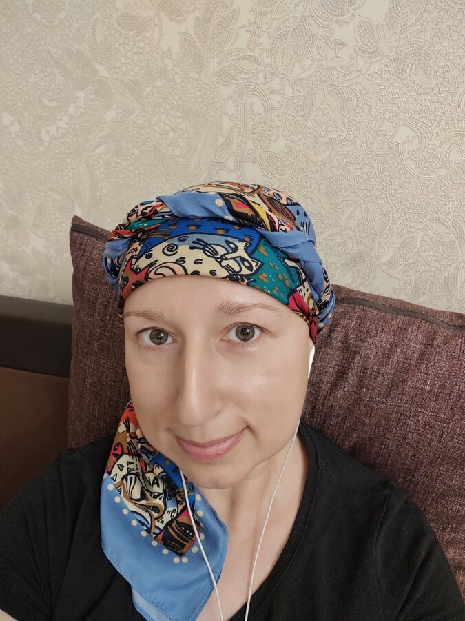 В платочке с питерскими котиками 