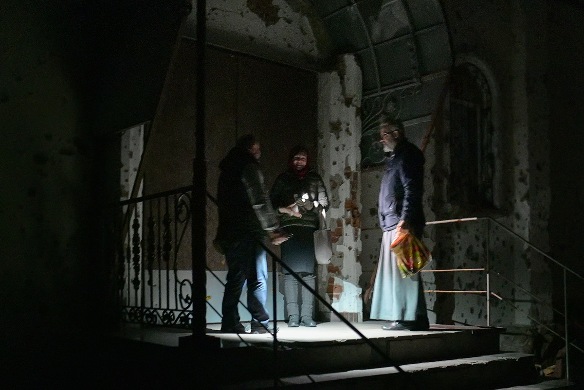 Пасха в разрушенном Иверском монастыре Донецка