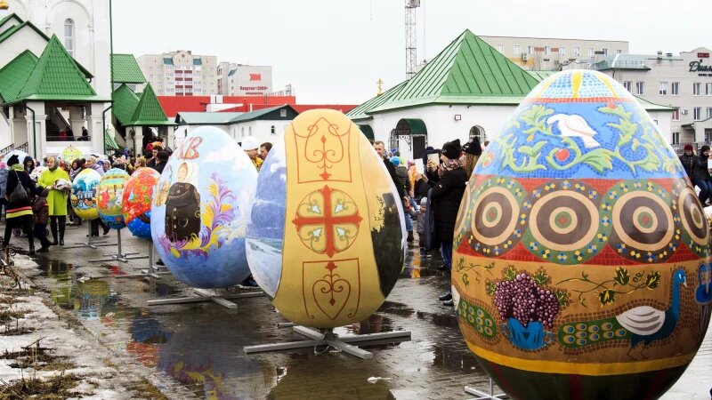     Как Барнаул украшали к Пасхе огромными яйцами в 2017 и 2018 году. Анна Зайкова