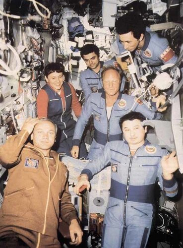 Космонавты B.А. Джанибеков, C.Е. Савицкая, В.А. Соловьев, И.П. Волк, О.Ю. Атьков и Л.Д. Кизим на борту орбитального комплекса «Салют-7».
