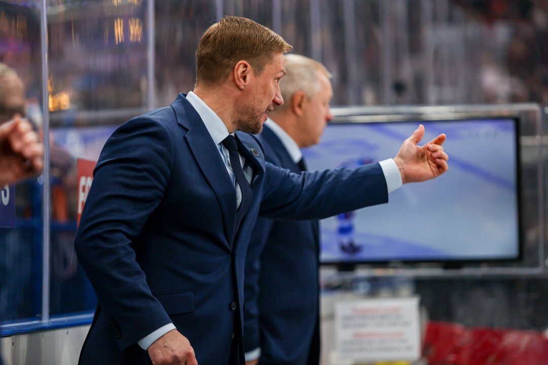    Главный тренер ХК «Сибирь» (на переднем плане) руководит действиями команды. Фото: официальный аккаунт ХК «Сибирь» в социальной сети «ВКонтакте»