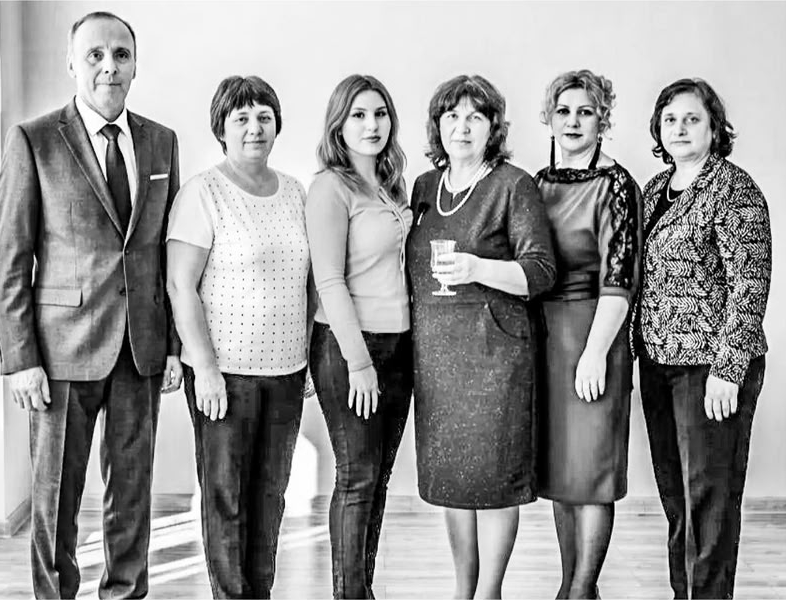 Валентина с сёстрами и братом. Фото - из газеты «Хальмг Υнн»