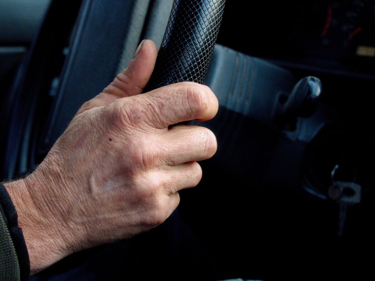    Рука пожилого мужчины на руле автомобиля | © Fotolia / muromec84