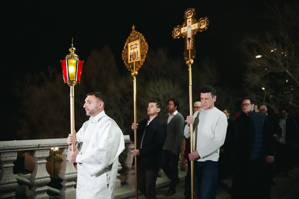    Служба началась с Крестного хода. Светлана МАКОВЕЕВА